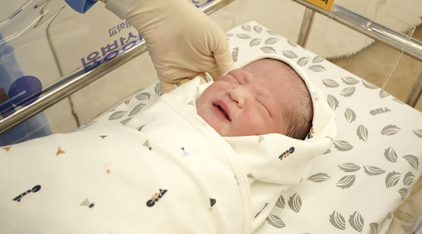 강남차여성병원에서 태어난 2024년 새해 첫 아기 아홍이