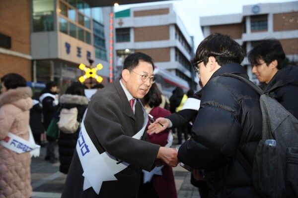 최광훈 회장은 학생들에게 핫팩을 나눠주며 응원했다.