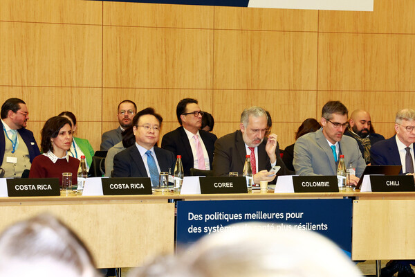 조규홍 장관(앞줄 왼쪽 두번째)이 OECD 보건장관회의에 참석하고 있다.