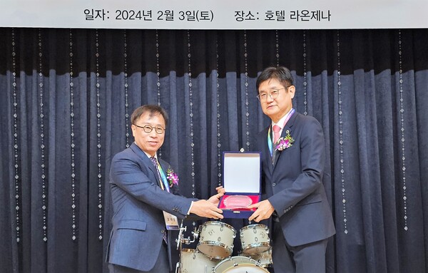 이우석 경북의사회장(오른쪽)이 지난 3일 계명의대 동창회 제9회 자랑스런 태계인상을 수상하고 있다.