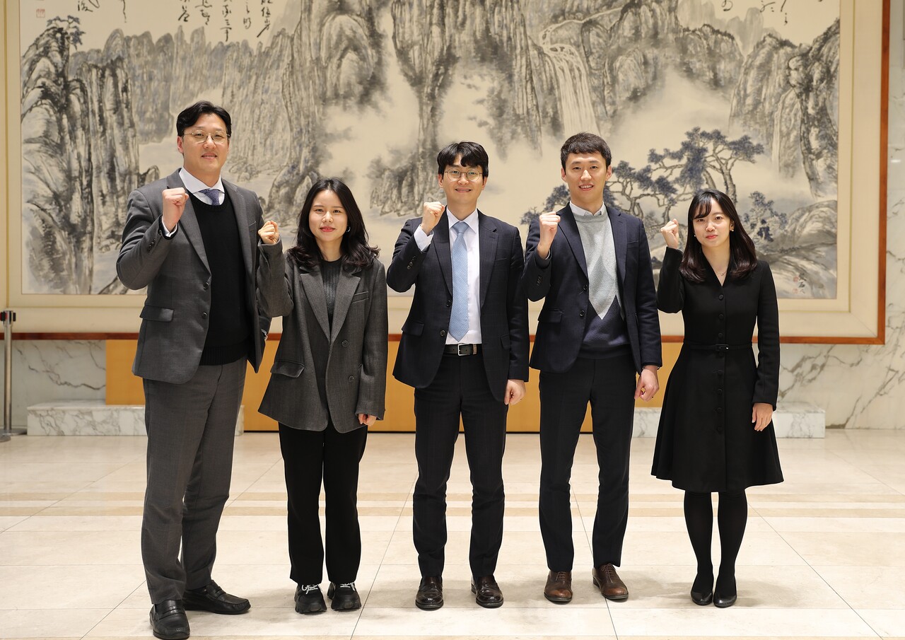 왼쪽부터 동아에스티 ETC 사업본부 마케팅실 마케팅2팀 당뇨파트 박종국 수석, 문보경 책임, 임태구 선임, 전도영 선임, 김다혜 선임.