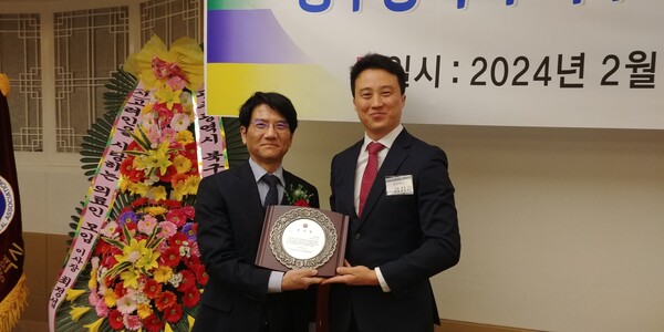 김상훈(오른쪽) 신임 회장이 강신주 회장에게 감사패