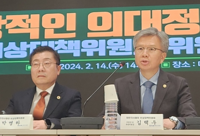 왼쪽부터 의협 비대위 박명하 조직위원장, 김택우 위원장