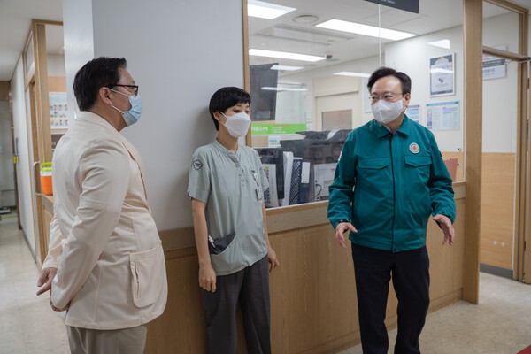 강북삼성병원을 방문하는 조규홍 장관(오른쪽 첫번째)