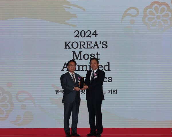 유한양행, 2024가장존경받는 기업 수상 (왼쪽부터 KMAC 한수희 대표, 유한양행 이병만 부사장)
