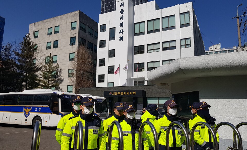 압수수색으로 동원된 경찰들이 서울시의사회관 입구를 통제 중이다.