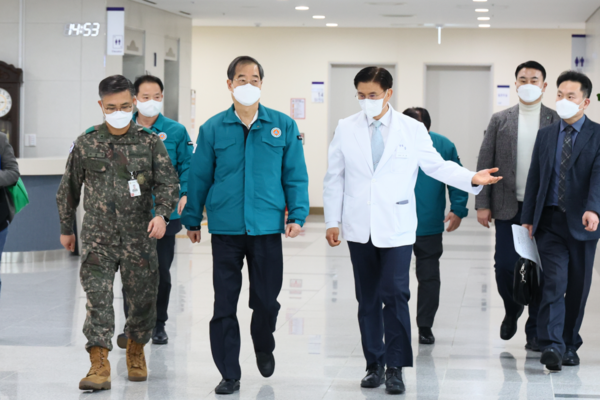 한덕수 국무총리(앞열 가운데)가 지난달 25일 성남 국군수도병원 현장<br>을 점검하고 있다.