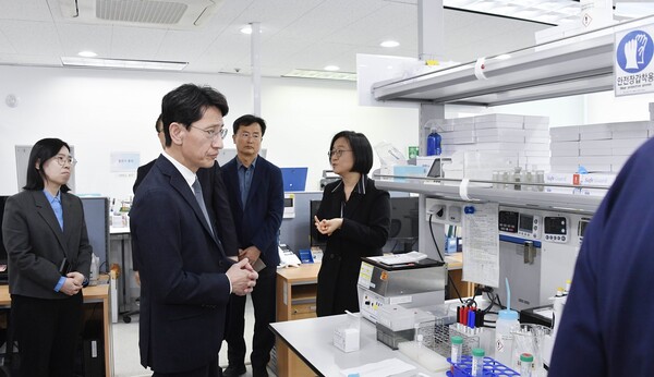 김윤상 차관(왼쪽 두번째)이 장기조직기증원을 방문해 대화를 나누고 있다.