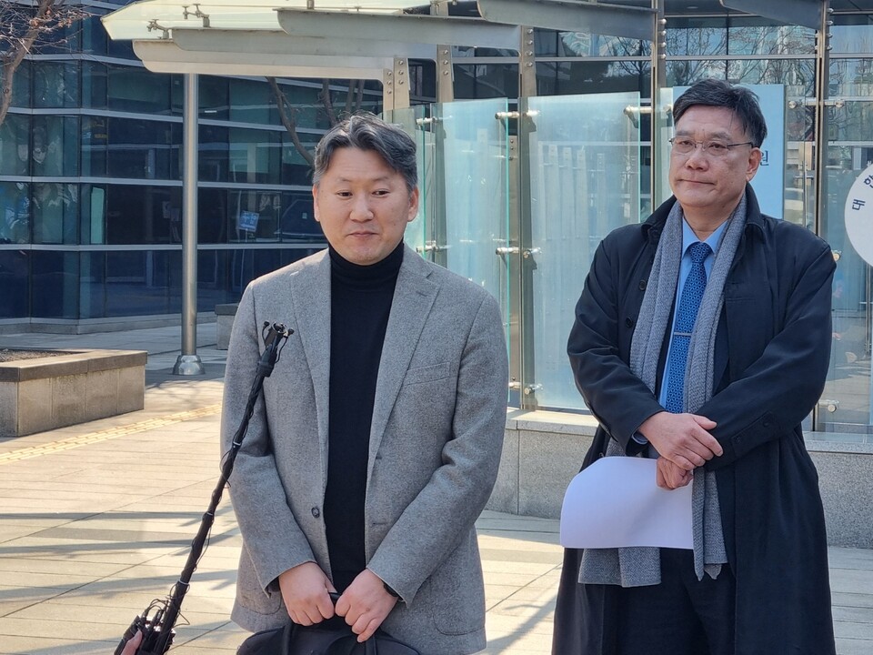 왼쪽부터 김창수 전국의과대학교수협의회 회장(연세의대), 이병철 법무법인 찬종 변호사