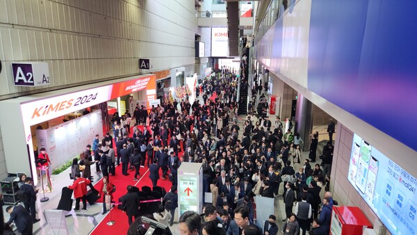 인산인해를 이룬 KIMES 2024 전시장 입구 모습