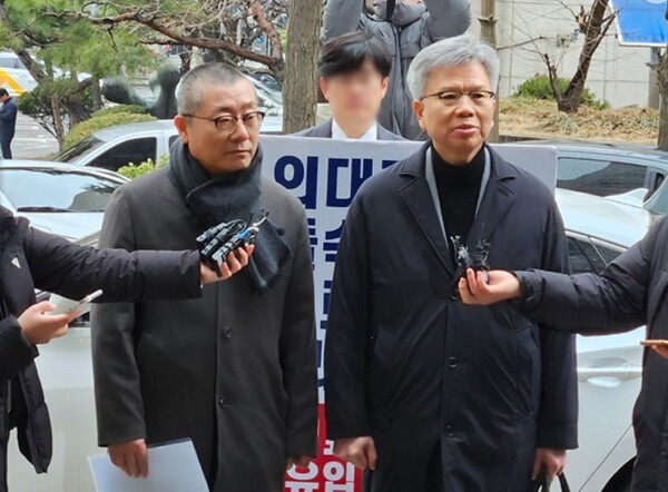 지난 12일 박명하 조직위원장(왼쪽)과 김택우 비대위원장이 서울경찰청 공공범죄수사대에 출석하고 있다.