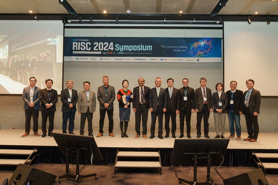 에스티팜 김경진 대표이사(사진 오른쪽에서 7번째)와 주요 연사들이 RISC 2024에서 기념사진을 촬영하고 있다.