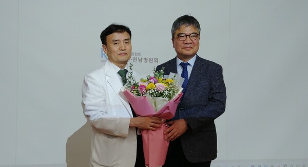 왼쪽부터 광주전남병원협회 김진호 신임회장, 안영근 전임회장