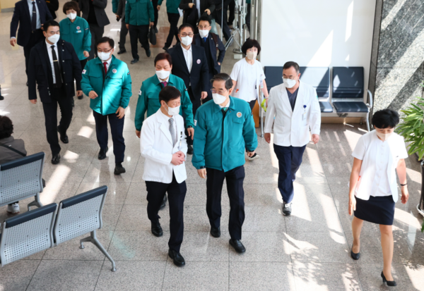 지난 15일 서울대병원을 방문하는 한덕수 국무총리(가운데)