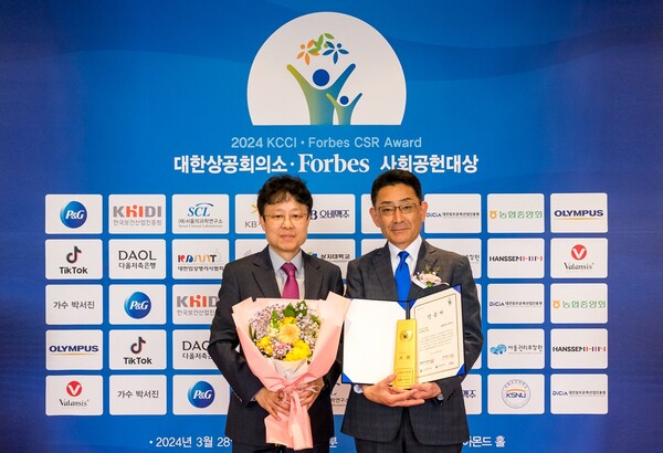 올림푸스한국 오카다 나오키 대표(오른쪽)가 사회공헌대상 시상식에서 기념 촬영하고 있다.