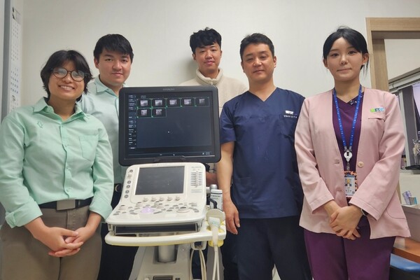 순천향대천안병원 정형외과는 최근 2명의 태국 의사에게 족부수술 노하우를 <br>전수했다. 왼쪽부터 태국 아차폴마프라종·부사콘찰레다퐁 전문의, 순천향대<br>부천병원 김성환 교수, 순천향대천안병원 김우종 교수, 이경연 전담간호사.