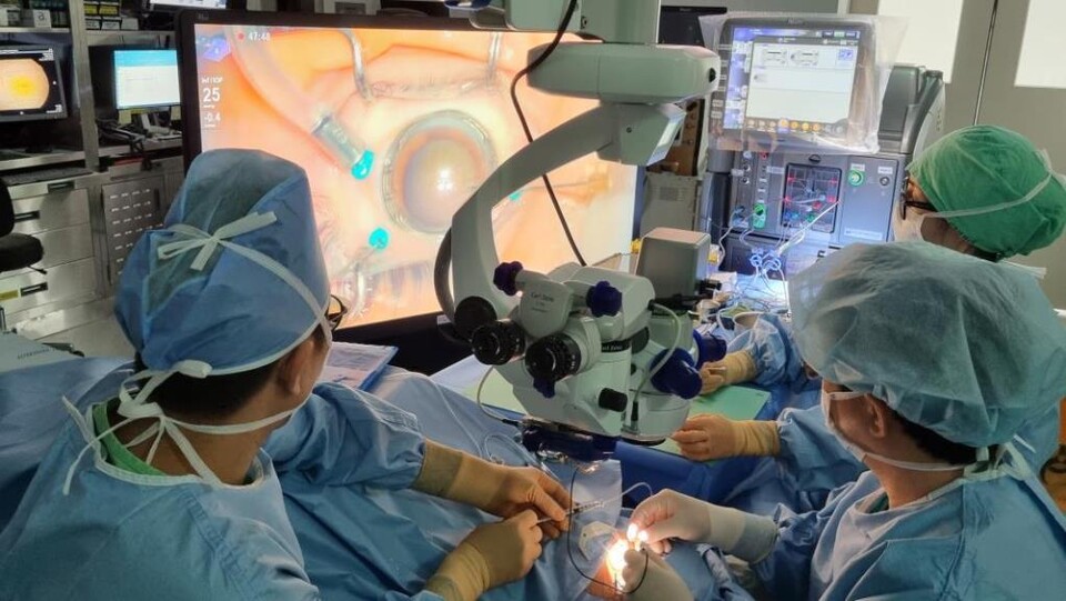 럭스터나 유전자 치료 수술 중인 안과 박규형 교수(가운데), 윤창기 교수(왼쪽)