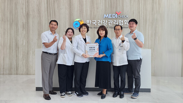 한국건강관리협회 중앙검사본부는 5월 14일&nbsp;서울 강서구 치매안심센터가 <br>선정한 치매극복 선도단체로 지정되어 현판 전달식을 가졌다.<br>