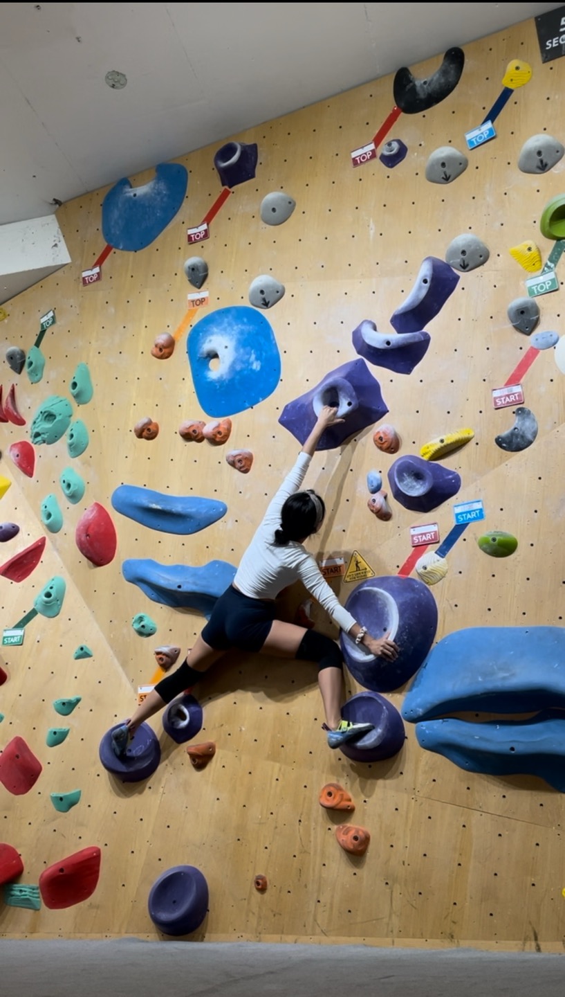 자신만의 방법으로 실내암벽을 등반 중인 정세린 간호사<br>