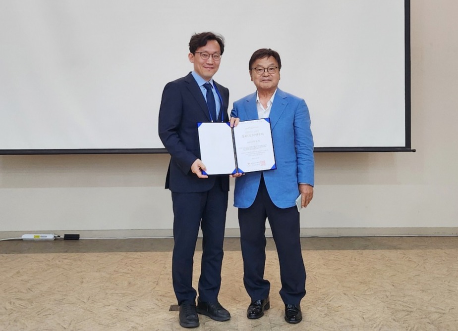 왼쪽부터 경희대병원 차재명 교수, 한국팜비오 남봉길 회장.