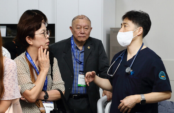 아산정진욱내과 정진욱 원장에게 질문하고 있는&nbsp;안나 막 간호부장&lt;사진 왼쪽&gt;<br>