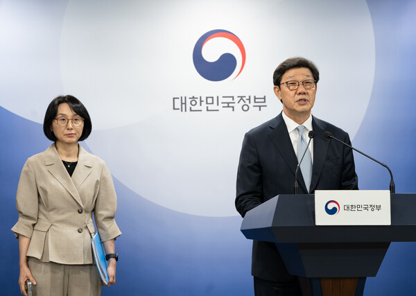 의료개혁특위 '상급종병 구조 전환' 논의 결과를 발표하는 노연홍 위원장(오른쪽)과 정경실 의료개혁추진단장.&nbsp;