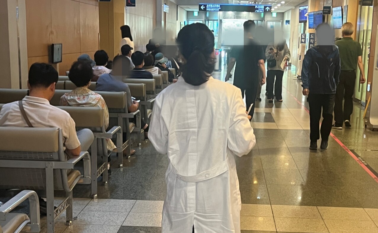 서울의 한 대형병원에서 이동 중인 의료진.