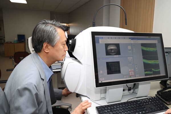 백내장 수술 전 망막질환의 여부를 확인하는 것이 중요하다 (출처 김안과병원)