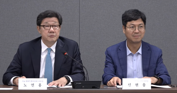 노연홍 의개특위 위원장(왼쪽)과 신현웅 전달체계 전문위원장