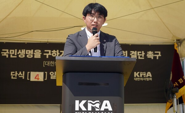 채동영 의협 부대변인이 지난 29일 브리핑을 진행하고 있다.