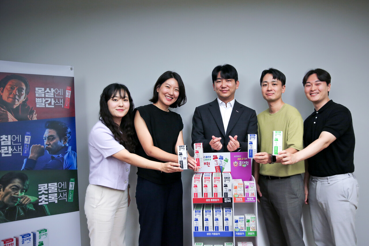 왼쪽부터 대원제약 개발1팀 권수경 매니저, 임효진 책임매니저, OTC마케팅팀 정현준 책임매니저, 브랜드커뮤니케이션팀 이규왕 책임매니저, 생산기획팀 김범수 매니저.