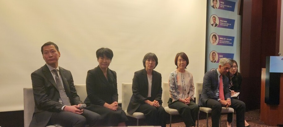 (좌측부터)쿠퍼비전코리아 임흥섭  한국 소아근시사업부 총괄 상무, 최의경 대표, 쿠퍼비전 박유경 아‧태 지역 총괄 대표, 한국사시소아안과학회 및 한국소아청소년근시연구회 백혜정 회장, 쿠퍼비전 실라 굽타 아‧태 지역 소아근시 사업부 총괄