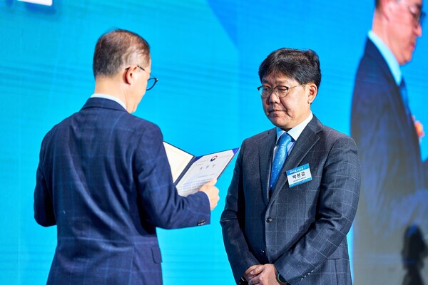 수상자인 종근당바이오 박완갑 대표(오른쪽)와 산업통상자원부 이승렬 실장.