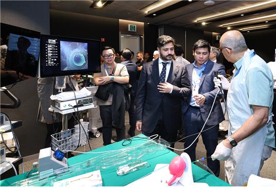 세계 비뇨 내시경기술 학술대회(WCET 2024)서 우루스를 이용한 워크숍을 진행하고 있다.