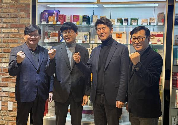 (왼쪽부터)팜투플러스 김정업 전무, 팜투플러스 이윤성 대표, 팜듀홀딩스 최문범 총괄대표, 데이팜 김성수 전무