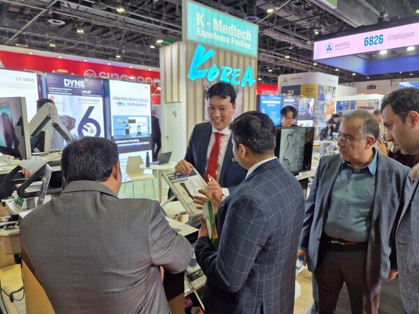 다인메디컬그룹 남성찬 부사장이 참관객들에게 제품을 소개하고 있다.