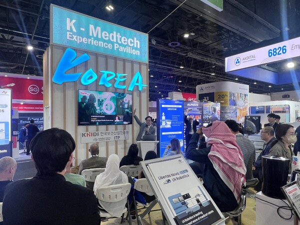 우루스 기술력을 소개하고 있는 서울대병원 조성용 교수