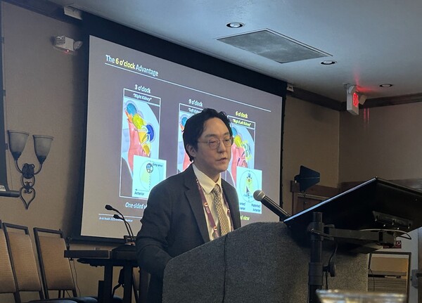 잭슨홀 비뇨의학회 세미나서 서울대병원 조성용 교수가 임상 경험을 발표하고 있다.<br>
