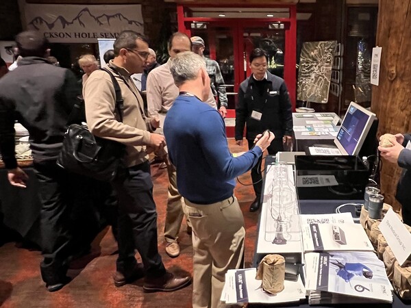 다인메디컬그룹 전시 부스에서 제품을 소개하고 있다.<br>