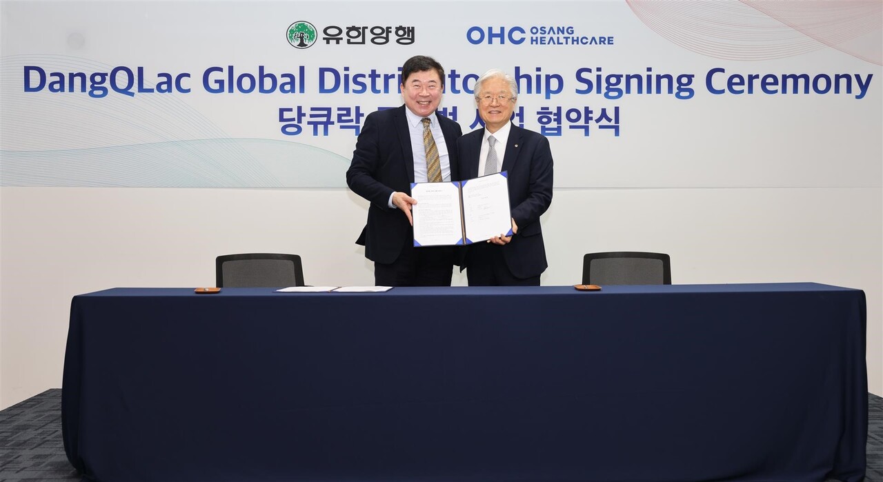 왼쪽부터 이동현 오상헬스케어 회장, 조욱제 유한양행 대표.