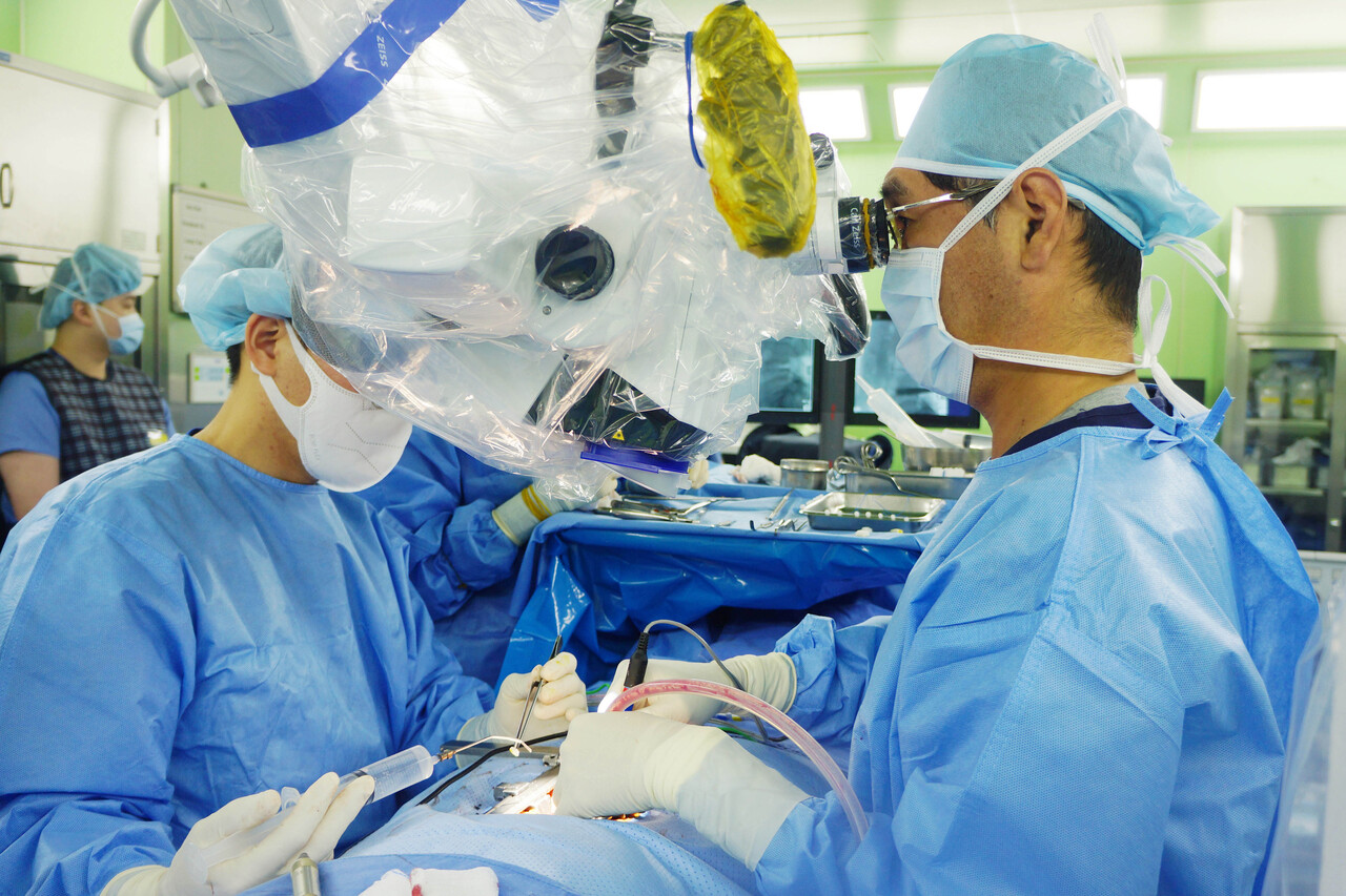 수술 중인 김상돈 교수