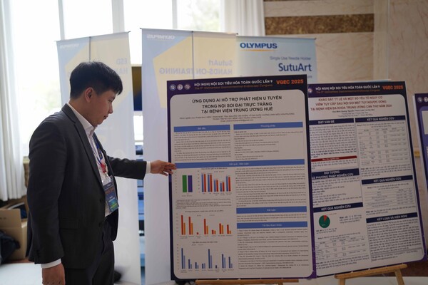 VGEC서 후에중앙병원 내시경 센터장 히엔이 포스터를 설명하고 있다.