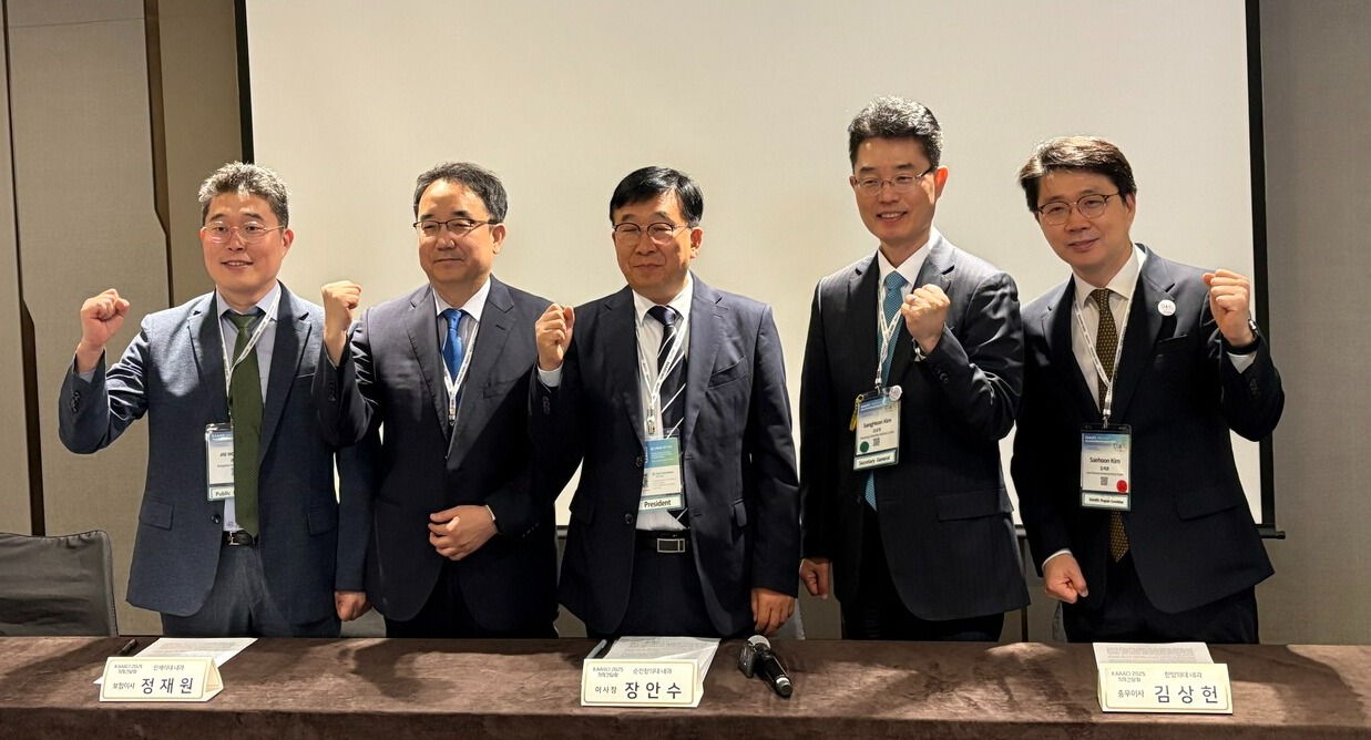 (왼쪽부터)대한천식알레르기학회 권재우 홍보이사, 정재원 보험이사, 장안수 이사장, 김상헌 총무이사, 김세훈 학술이사