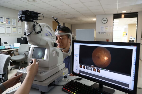 당뇨병성 백내장을 앓고 있는 경우 수술 전 검사를 통해 다른 안질환 발병 <br>여부를&nbsp;확인하는 것이 중요하다.