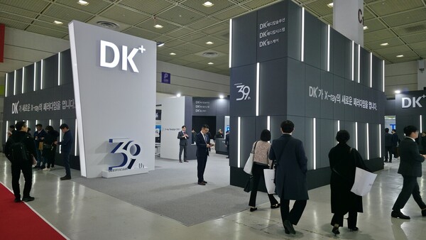 올해 KIMES 2025에서도 DK는 의료기관의 디지털 전환을 주도하기 위해 노력하고 있는 ​​성과를 <br>소개하는 공간을 마련했다.