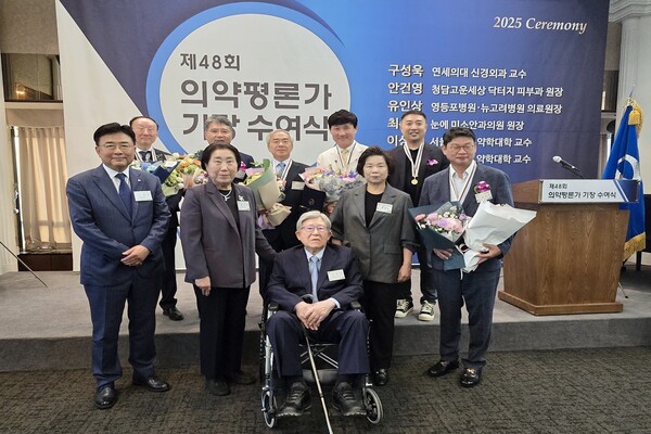 제48회 의약평론가 기장수여식 기념촬영 사진. (앞단 왼쪽부터)신영섭 JW중외제약 대표이사, 정기화 의약평론가회 부회장, 김성덕 의약평론가회 회장, 박연준 일간보사·의학신문 회장, 유인상 영등포병원·뉴고려병원 의료원장.<br>(뒷단 왼쪽부터)한균희 연세대 약대 교수, 구성욱 연세의대 교수, 이상국 서울대 약대 교수, 안건영 청담고운세상피부과의원 원장, 최주현 눈에미소안과의원 원장.