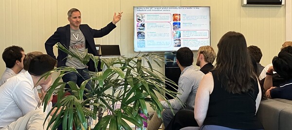 크리스토프 하만 한국머크 헬스케어 대표가 지난 5월 해외 연수 프로그램의 일환으로 송도에 위치한 한국머크 라이프사이언스 오퍼레이션 센터를 방문한 버지니아 대학교 MBA 과정 학생들에게 강연을 하고 있다.<br>