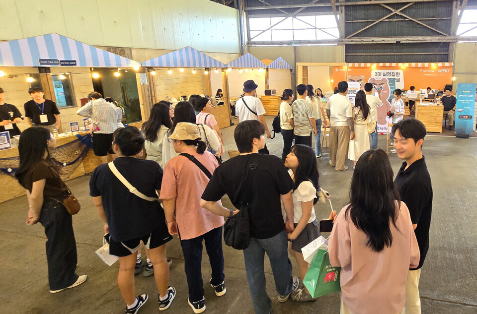 대웅제약 부스를 찾은 부산시민들이 실명 예방 캠페인에 참여하기 위해 줄을 서고 있는 모습