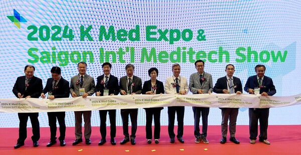 지난해 호치민에서 개최됐던 베트남 K-의료기기 전시회(K Med Expo 2024)서 주요 관계자들이<br>테이프 커팅을 하고 있는 모습