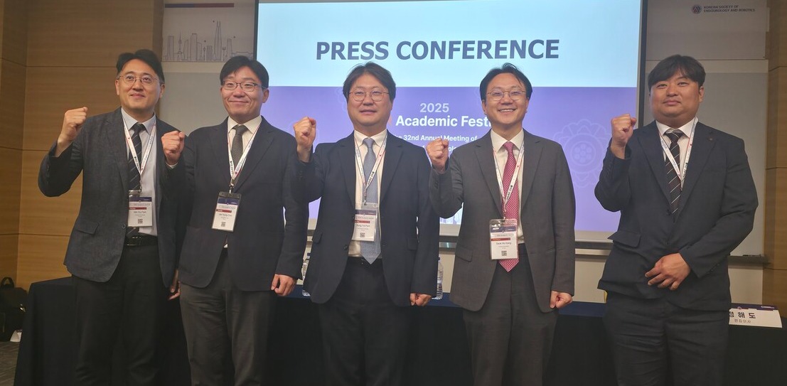 (좌측부터)KSER 박민구 홍보이사, 최재영 총무이사, 박성열 부회장, 강석호 회장, 정해도 편집이사